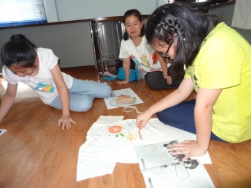 อาสาสมัครลงลายกระเป๋าผ้า เพื่องานพัฒนาเด็กด้อยโอกาส 9 ก.ย. 61 Volunteer toPaint Bag to support Child Development in Thailand Sep 9, 18